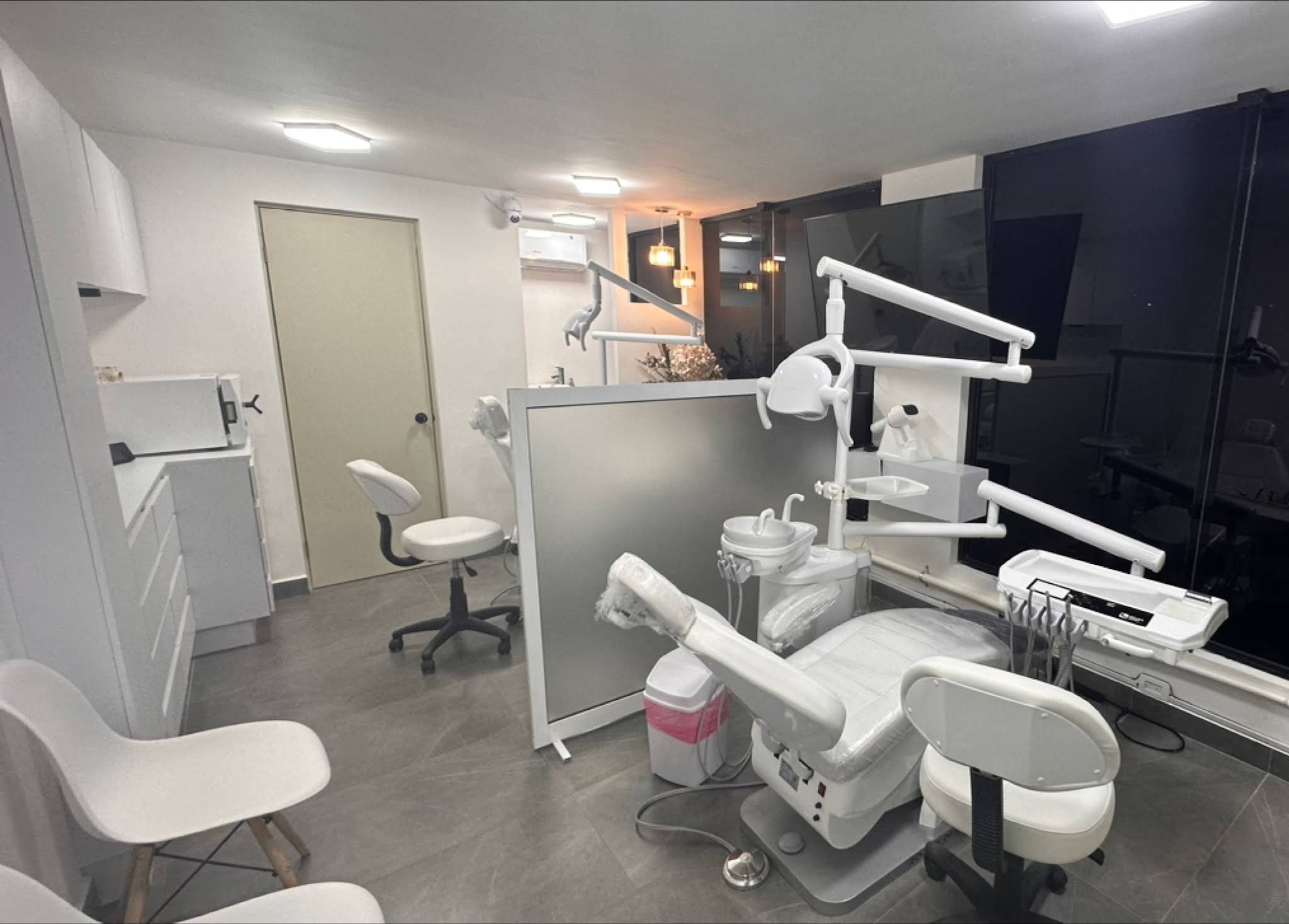 Sala de tratamiento con equipo dental